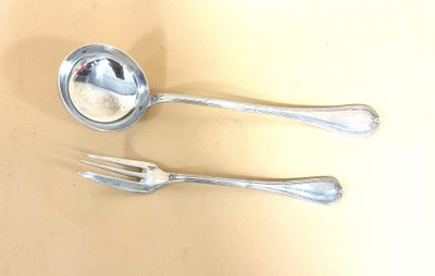 deux cuillères et une fourchette posées sur une table