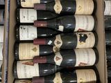 des bouteilles de vin dans un carton posé sur un comptoir