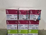 des cartons empilés sur une palette dans une pièce aux murs blancs