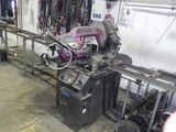 une machine qui travaille sur une pièce de métal