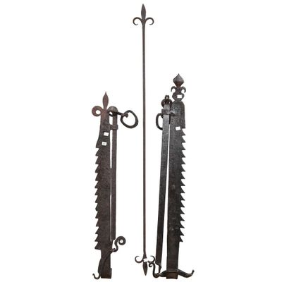 une paire d'outils de jardinage anciens en fer sur fond blanc