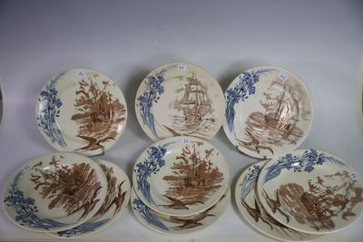 six assiettes marron et blanches, ornées de motifs marron, posées sur une table