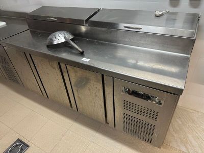 un comptoir en métal sur lequel est posé un sèche-cheveux