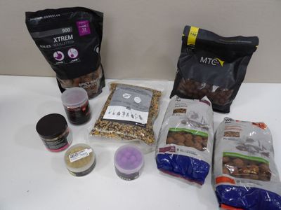 des fruits à coque et d'autres produits alimentaires posés sur une table