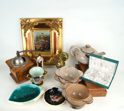 une photo montrant une collection d'objets anciens posés sur une table