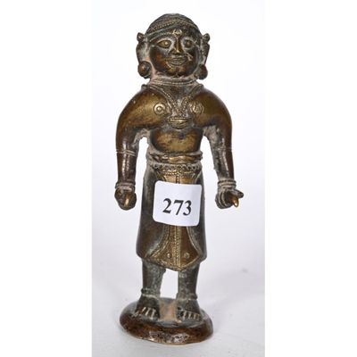 une figurine en bronze représentant un homme portant un numéro sur la poitrine