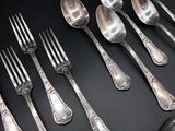 beaucoup de cuillères et de fourchettes en argent sur une table