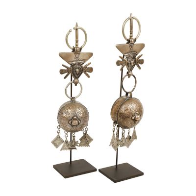 paire de boucles d'oreilles anciennes en métal argenté, ornées de clochettes et de pompons