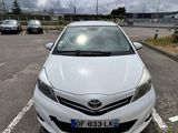 une voiture blanche garée dans un parking