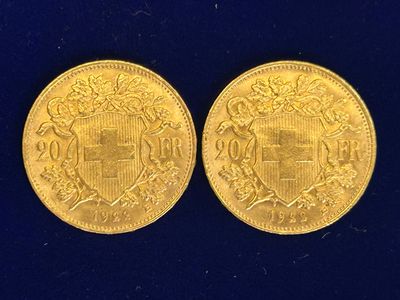 deux souverains d'or, dont l'un porte des armoiries et l'autre une couronne