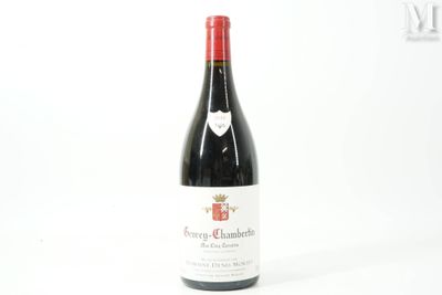 une bouteille de vin posée sur une table