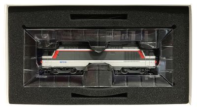 le train est blanc et rouge, dans une boîte noire