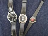 deux montres posées l'une sur l'autre, sur un tissu bleu