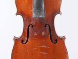 un vieux violon posé sur une surface blanche