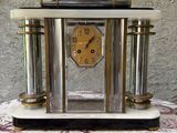 une horloge posée sur une table