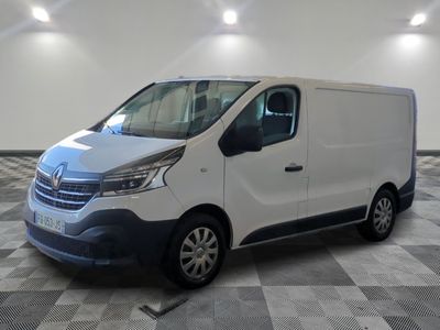 la camionnette blanche est garée sur le sol en damier d'une pièce