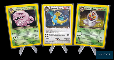 Trois cartes Pokémon sont représentées en ligne sur un fond noir