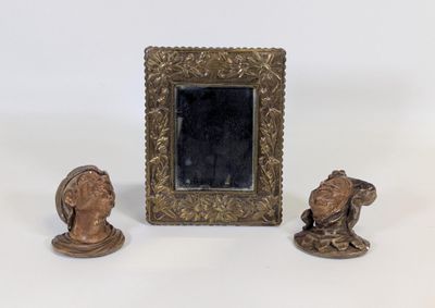 une photo représentant un cadre et deux figurines posées sur une table