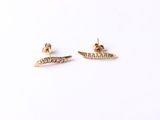 une paire de petites boucles d'oreilles en or ornées de petits diamants