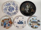 quatre assiettes posées sur une table