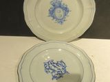 deux assiettes ornées de motifs bleus, posées sur une table