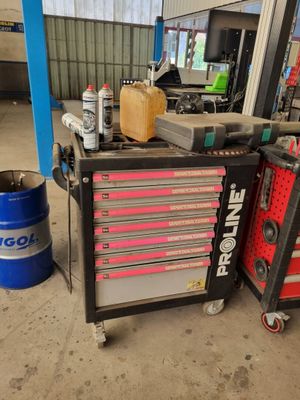 de nombreux outils sur le chariot dans le garage