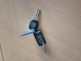 une clé de voiture posée sur une table
