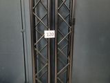 une paire de supports métalliques noirs portant des chiffres, dans une pièce