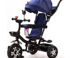 un gros plan d'un tricycle recouvert d'une housse bleue