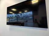 un téléviseur à écran plat fixé au mur d'une pièce