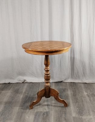 une photo d'une table en bois posée sur un parquet