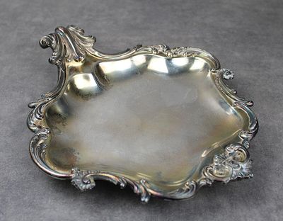 une assiette en argent antique avec un motif décoratif
