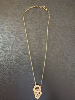 un collier en or composé d'une chaîne sur laquelle sont entrelacés deux cercles