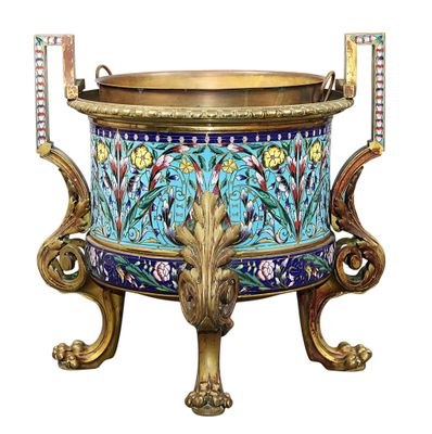 un grand vase bleu et or orné de fleurs