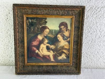 une vieille photo représentant un tableau où l'on voit une femme tenant un bébé dans ses bras