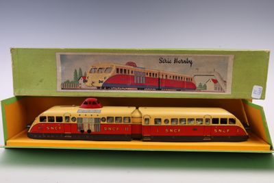 une boîte contenant un petit train, posée sur une table