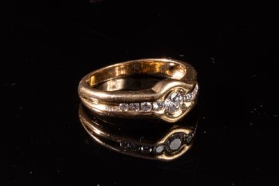 une image représentant une bague en or sertie de diamants sur un fond noir