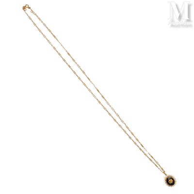 gros plan d'un collier sur fond blanc
