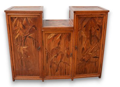l'image d'une armoire en bois surmontée d'un miroir
