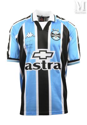 un gros plan sur un maillot de foot à rayures noires et blanches