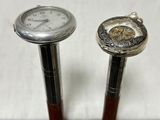 deux bâtonnets en bois surmontés d'une horloge