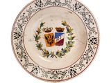 une petite assiette ornée d'un blason
