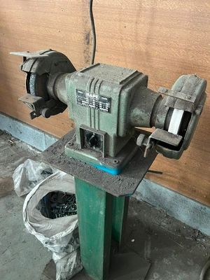 une machine posée sur une table dans une pièce