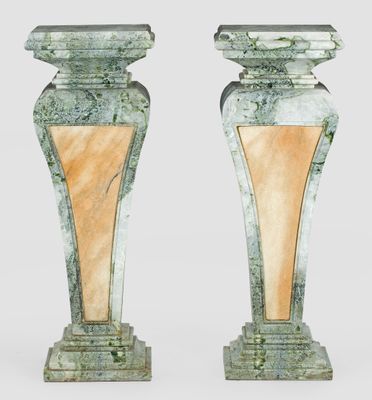 une paire de vases en marbre vert reposant sur un socle en bois, sur fond blanc
