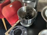 les nombreux bols et casseroles qui se trouvent sur la table