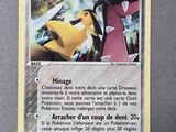 un gros plan d'une carte sur laquelle figure l'image d'un personnage de Pokémon