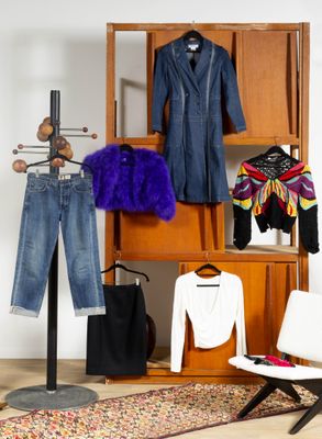 une photo d'un placard contenant des vêtements et un porte-manteau