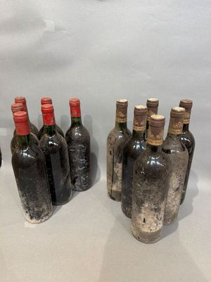plusieurs bouteilles de vin sont alignées sur une table