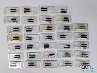 de nombreux types d'aiguilles à coudre dans des étuis en plastique