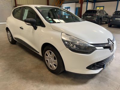 une voiture blanche garée dans un garage, avec d'autres voitures en arrière-plan